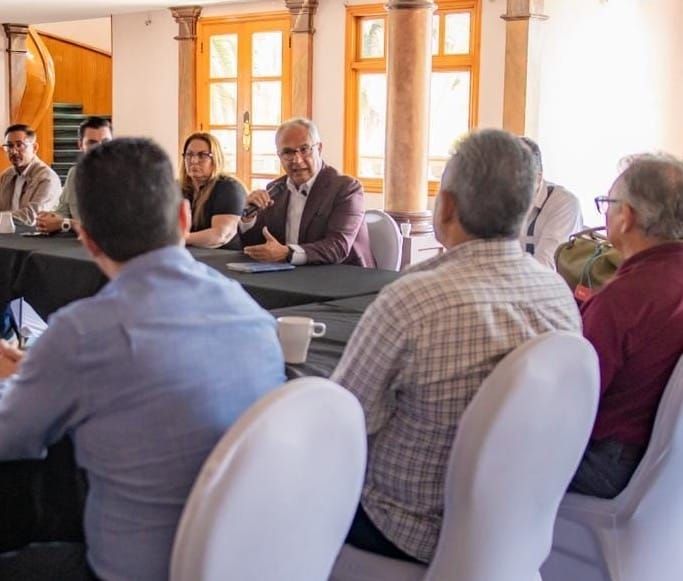 Transportistas de Ensenada piden a Alfredo Álvarez atender tarifas y concesiones