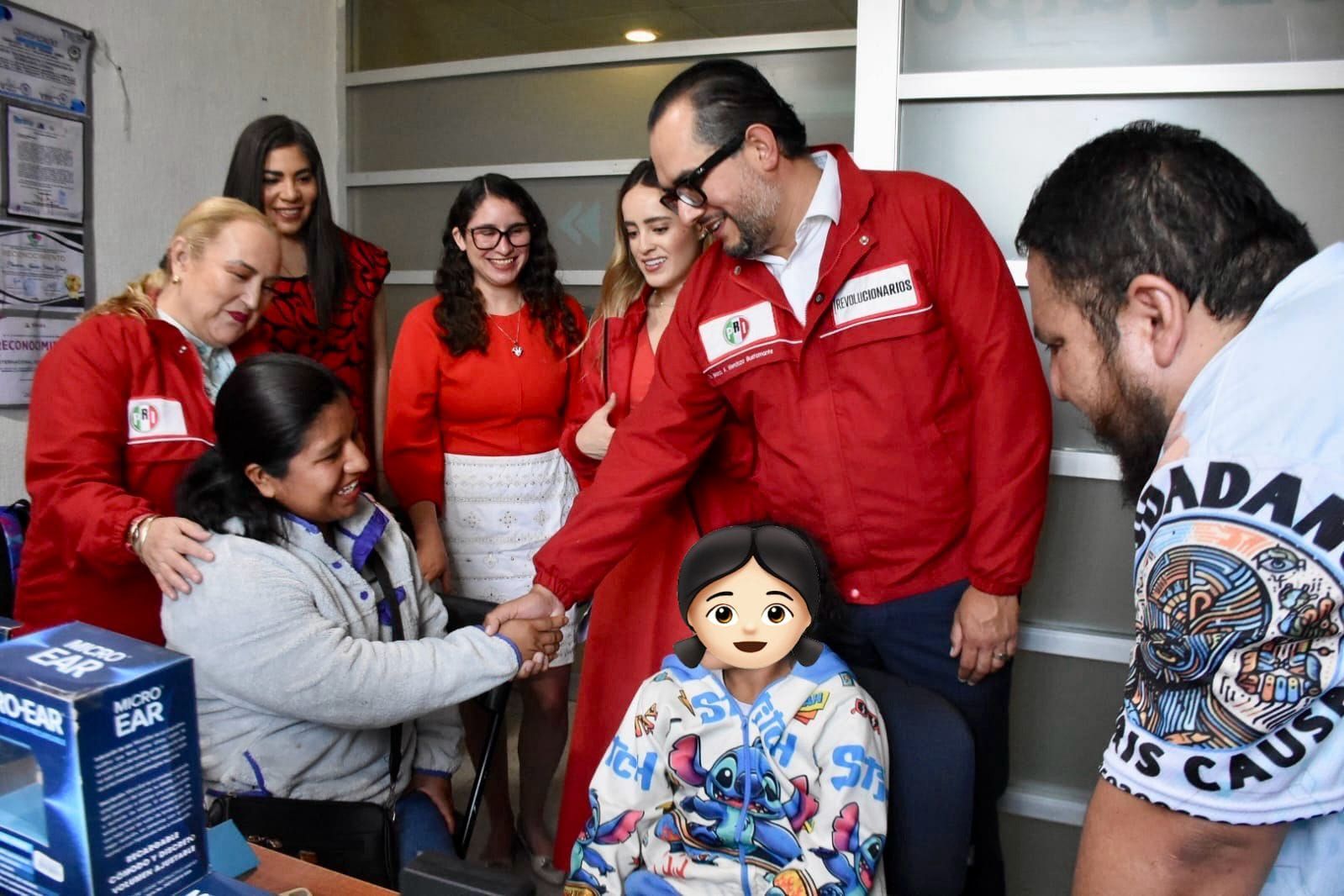 Entregó Marco Mendoza auxiliares auditivos a personas de escasos recursos.