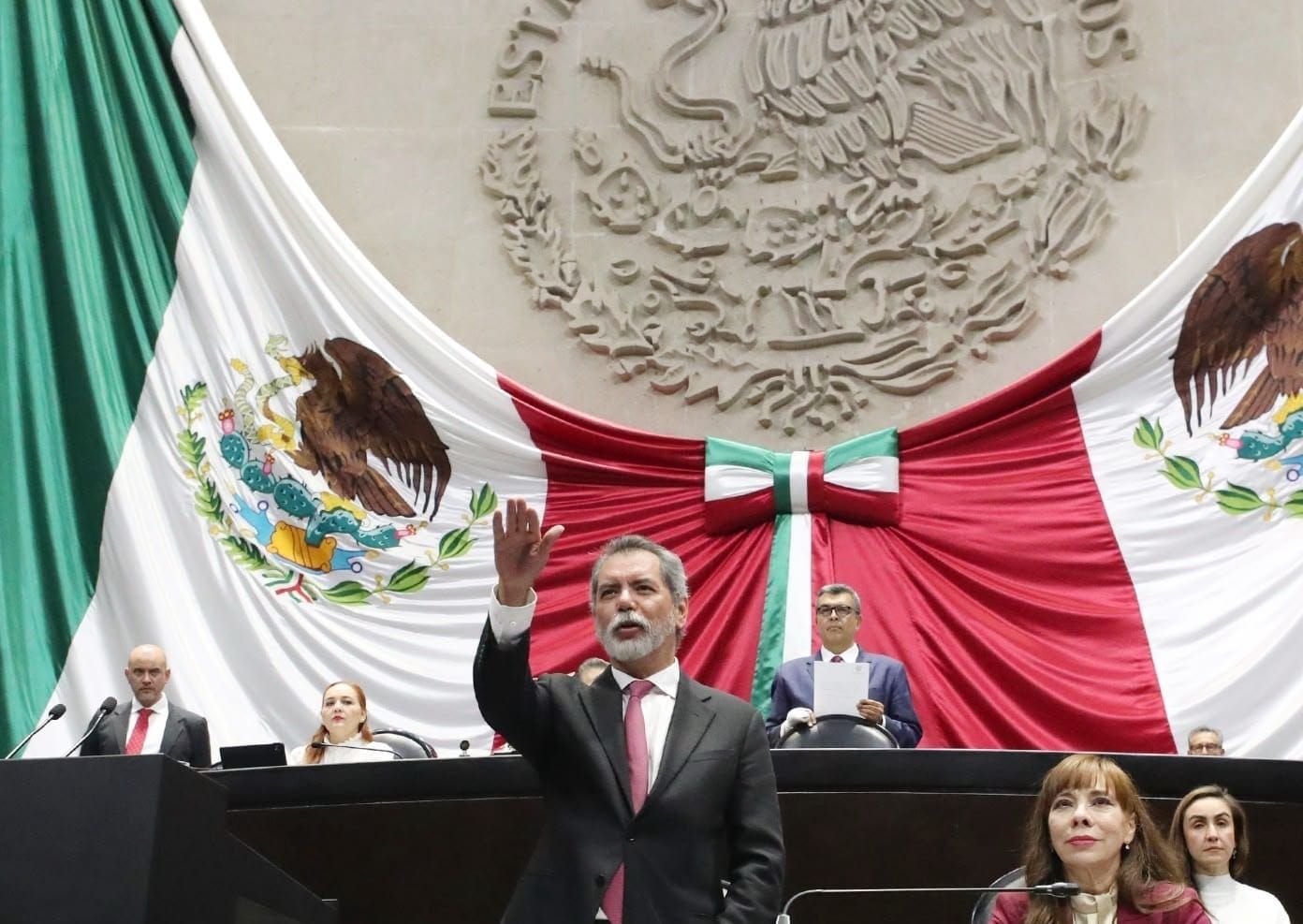 Titular de Hacienda defiende ante Diputados deuda y crecimiento