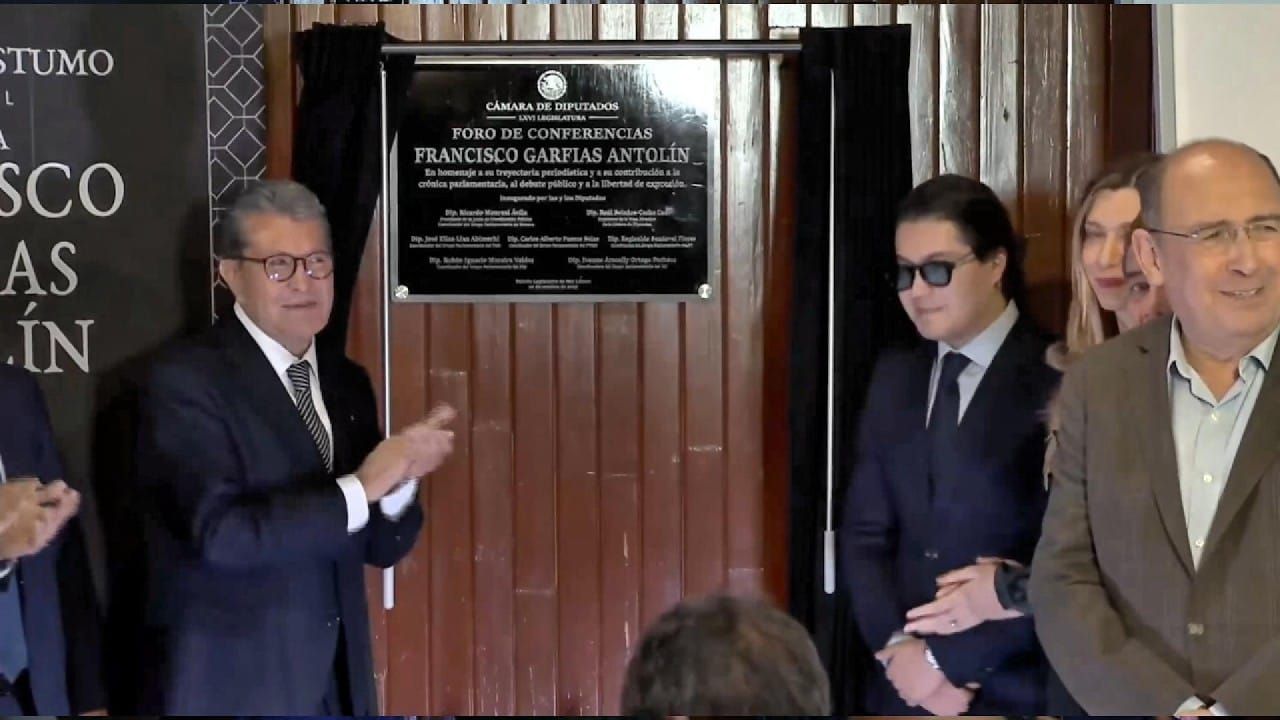 Develan placa en San Lázaro en memoria del periodista Francisco Garfias