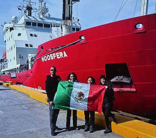 Expedición científica de la UNAM regresó del Polo Sur; analizará muestras de la Antártica