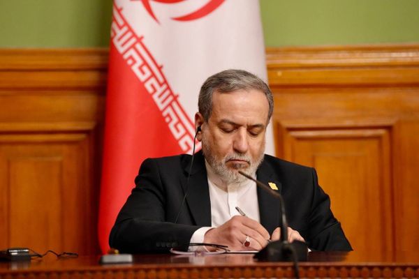 "El estrecho de Ormuz solo está cerrado para los enemigos", afirma el canciller de Irán