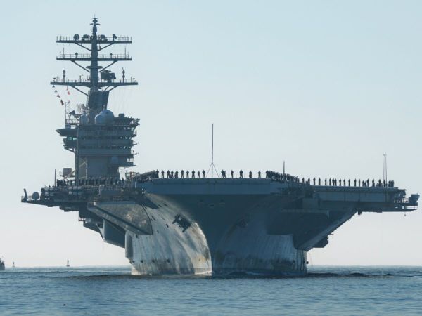 Funcionarios y militares mexicanos suben al portaaviones USS Nimitz