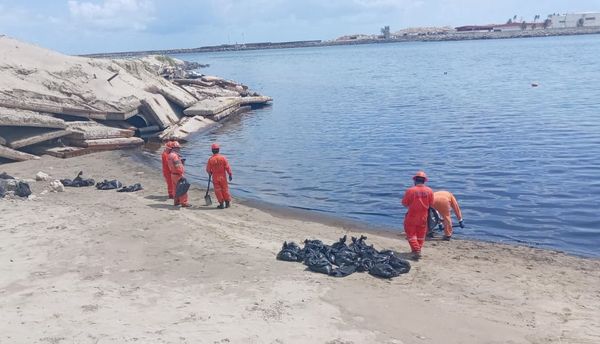 Gobierno federal intensifica acciones de contención y limpieza por presencia de hidrocarburo en Dos Bocas, Tabasco