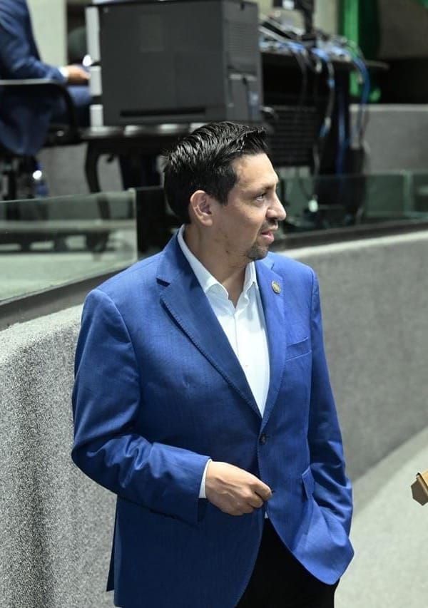 Abre diputado Ernesto Sánchez línea de contacto para denunciar abusos de taxistas en Q. Roo.