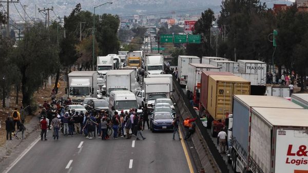 Cierran carreteras en 20 estados. Segob y ANTAC en guerra de declaraciones