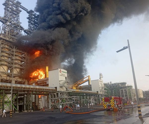 Marina brinda apoyo a PEMEX para sofocar el incendio en la Refinería Olmeca de Dos Bocas