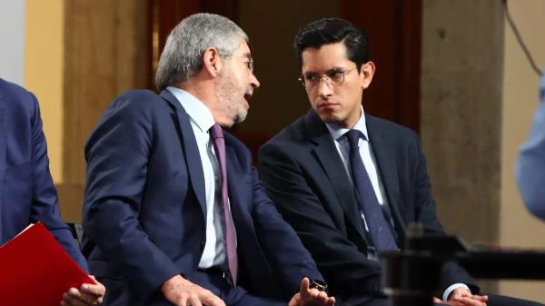 Se despide Juan Ramón de la Fuente del personal en la sede de la Cancillería