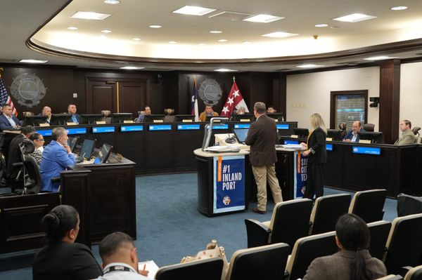 Frenan alza de tarifas en puentes de Laredo tras presión de transportistas