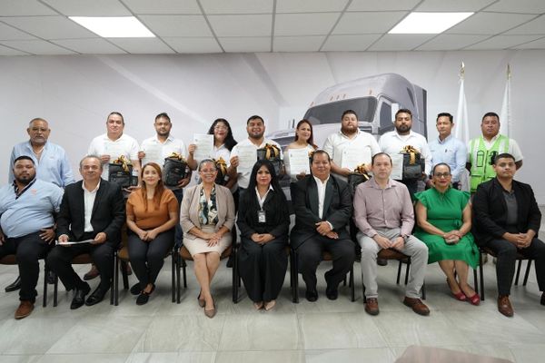 Fundación ATC otorga becas a estudiantes de Autotransporte del CECATI 193
