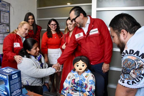 Entregó Marco Mendoza auxiliares auditivos a personas de escasos recursos.