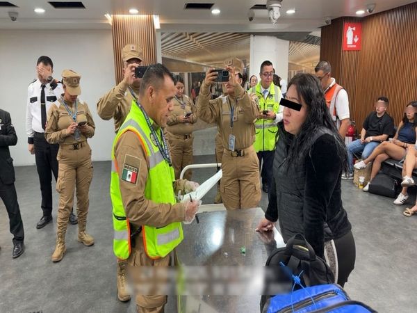 Detiene Marina a pasajera armada en el AICM; llevaba pistola y 17 cartuchos en maleta