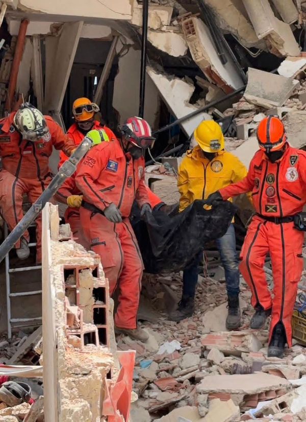 Venezuela: Topos Azteca recuperan cuatro cuerpos y trabajan en la extracción de dos más