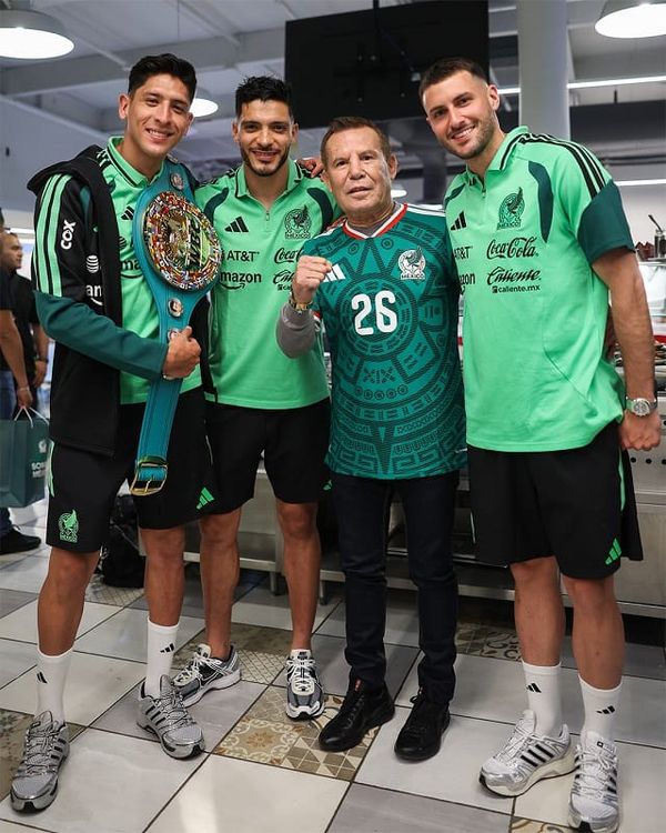 El boxeador Julio César Chávez visitó a los futbolistas de la Selección Nacional