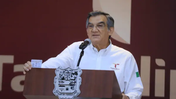 Niega Américo Villarreal nexos con crimen organizado, muestra su visa y rechaza acusaciones.