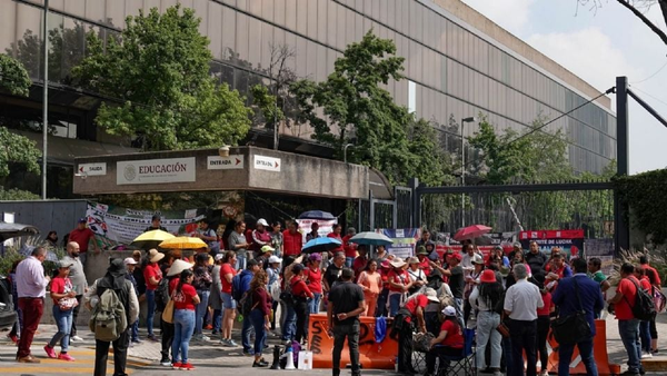 Gobierno federal ofrece mesas de trabajo a la CNTE sobre pensiones y USICAMM
