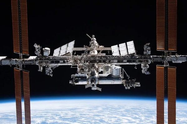 NASA ordena resguardo temporal de astronautas en nave de Dragon SpaceX por nuevas fugas en la Estación Espacial Internacional