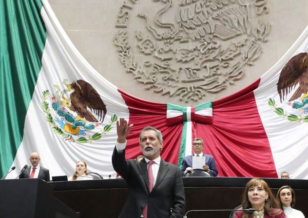 Titular de Hacienda defiende ante Diputados deuda y crecimiento