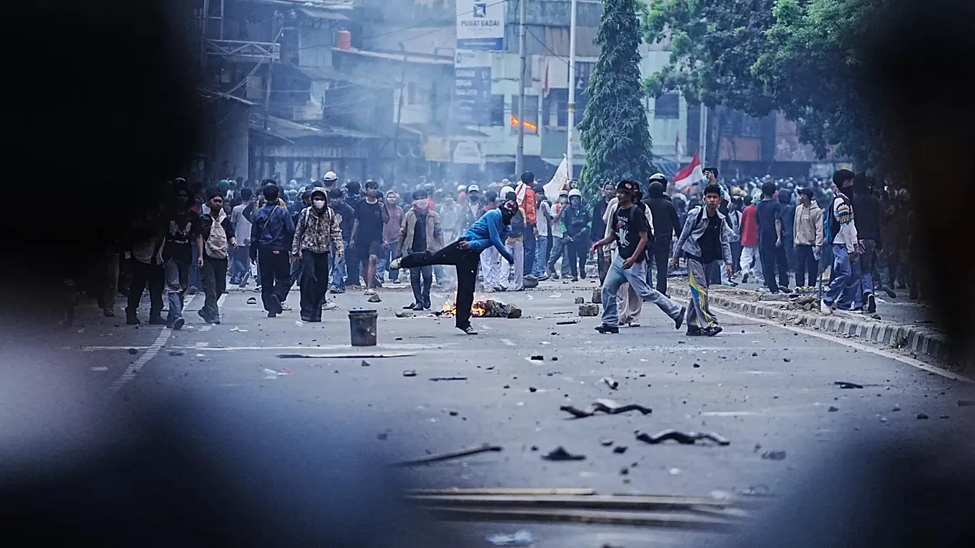Indonesian Protestors Clash Against Police Over Pay For Parliament Members