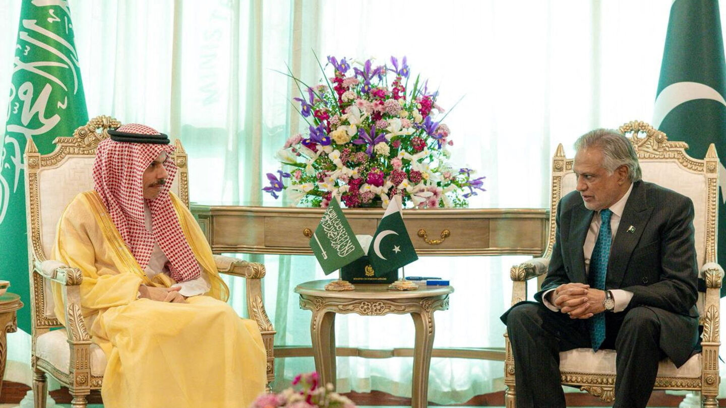 Pakistan Hosts Regional Powers For Talks On Iran War