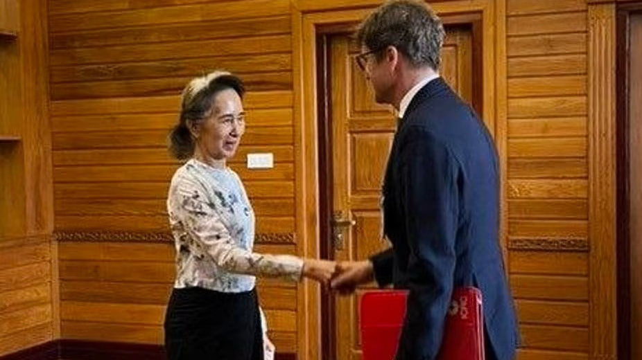 Detained Former Leader Of Myanmar Meets With Red Cross