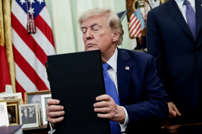 Trump Signs Executive Orders Barring ‘Birth Tourism’