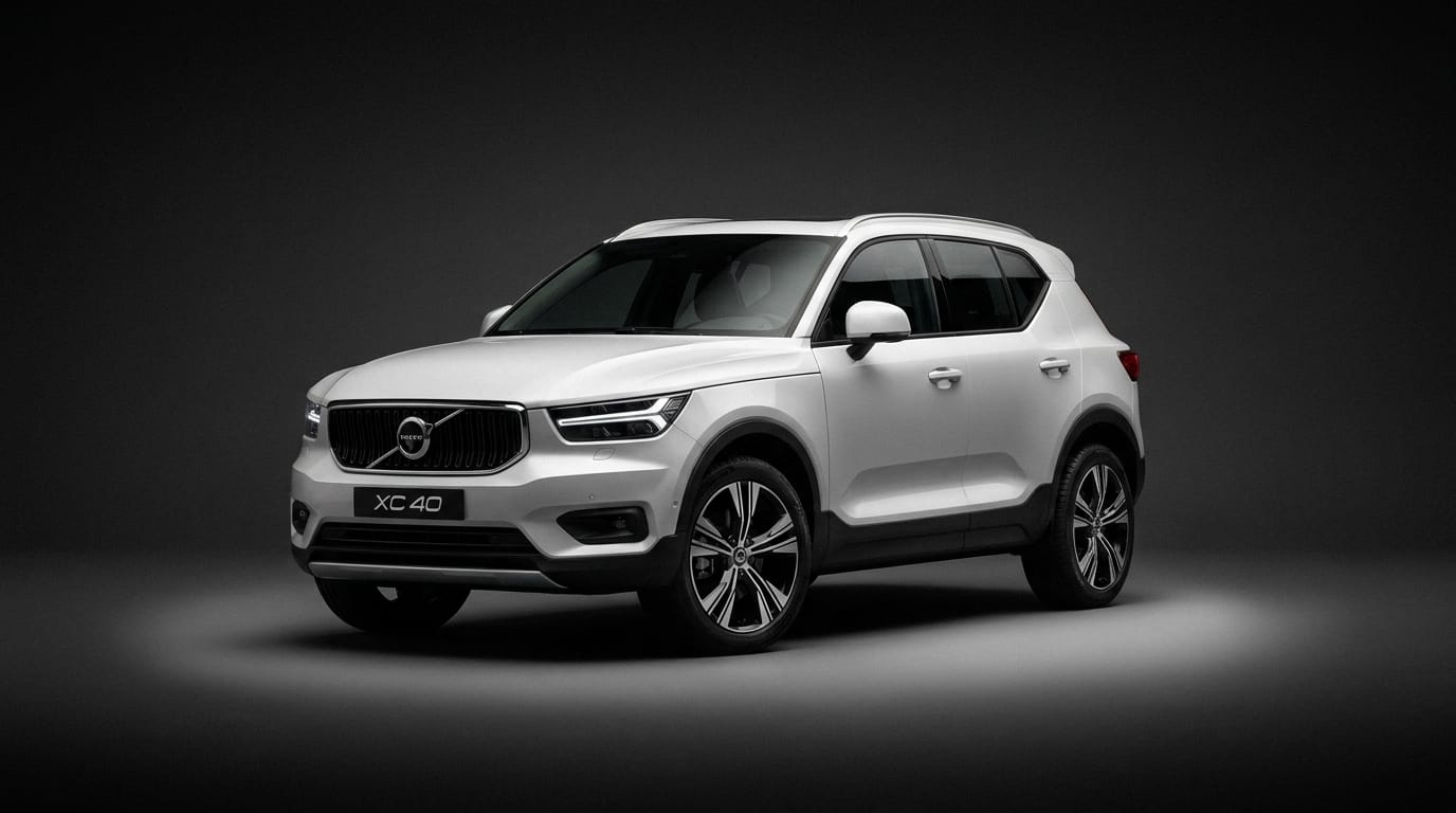 Vit Volvo XC40 parkerad i en mörk studio med en ljuspunkt under bilen.