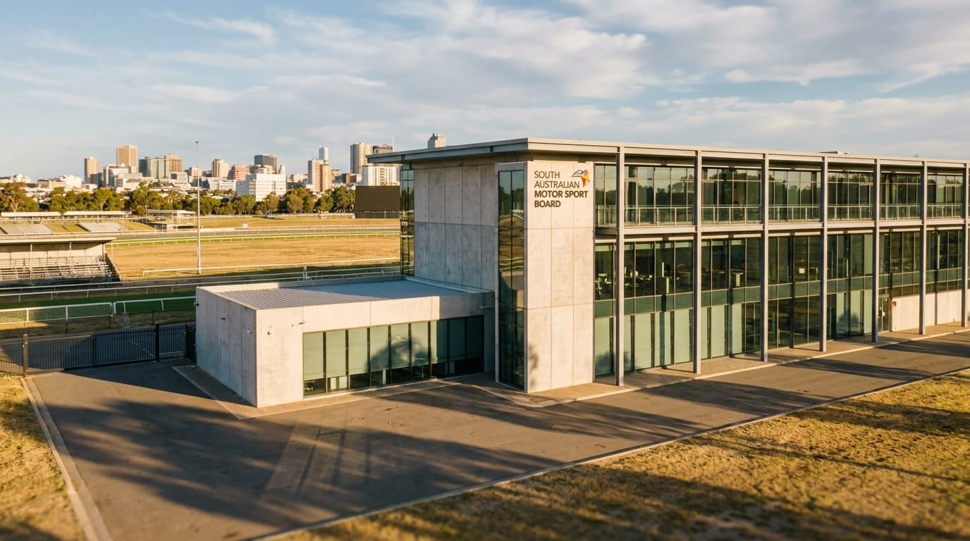 South Australian Motor Sport Boards administrativa huvudkontor vid Victoria Park Racecourse i Adelaide i kvällsljus.