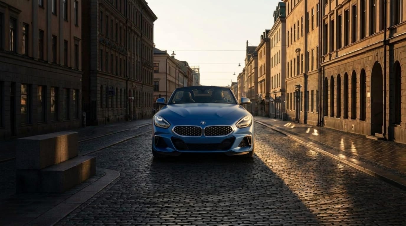 En blå BMW Z4 parkerad på en kullerstensgata i Stockholm under den gyllene timmen.