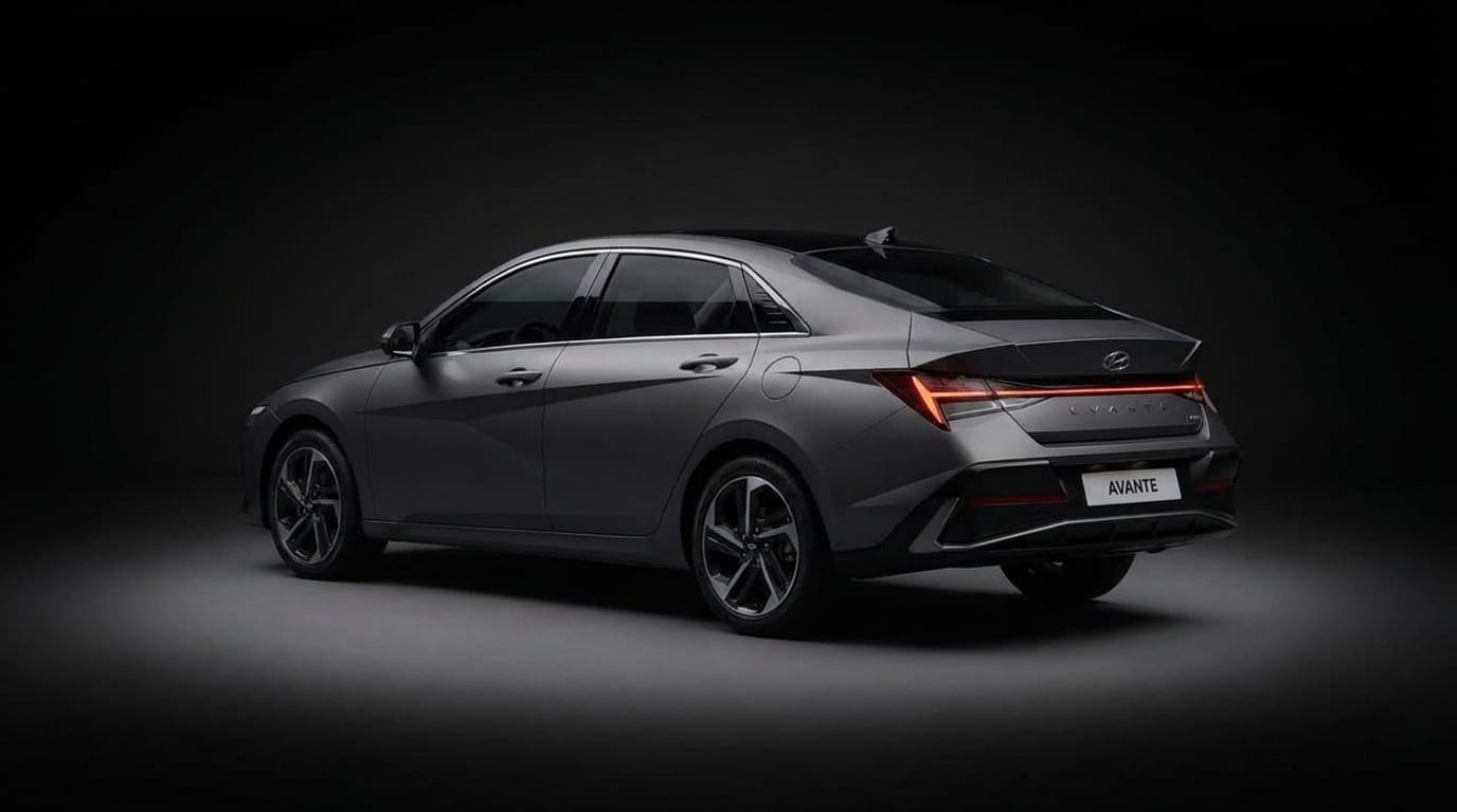 Grå Hyundai Elantra Hybrid sedd snett bakifrån från motsatt sida i en mörk studio.