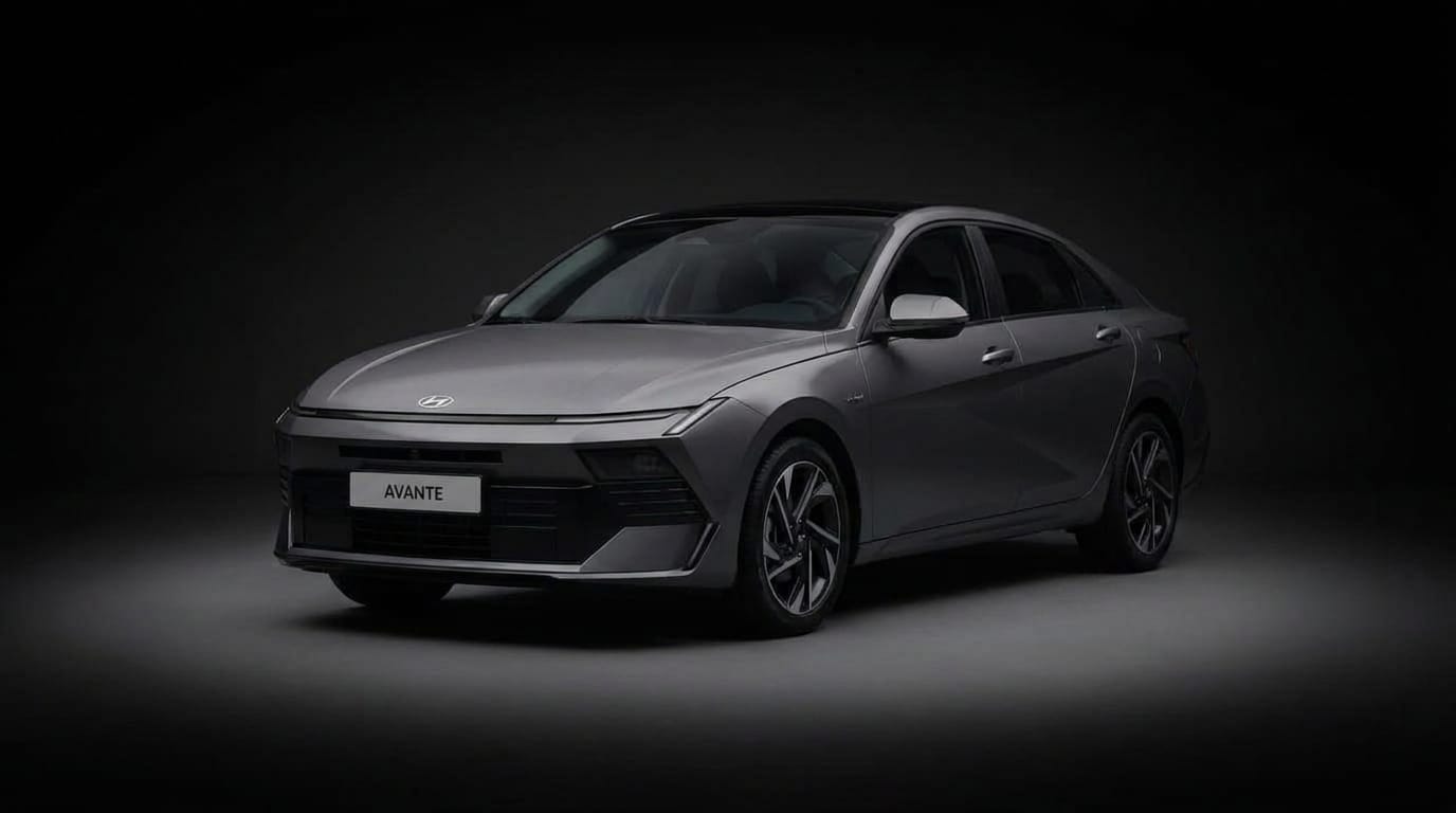 Grå Hyundai Elantra Hybrid sedd snett framifrån från motsatt sida i en mörk studio.