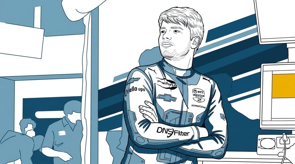 En grafisk illustration av en ung man i racingdräkt med korsade armar, i profil mot ett garage med bildskärmar.