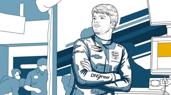 En grafisk illustration av en ung man i racingdräkt med korsade armar, i profil mot ett garage med bildskärmar.