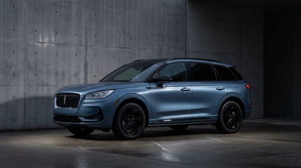 Blå Lincoln Corsair Hybrid parkerad vid betongväggar vid Maedara Pavilion i Wakayama.