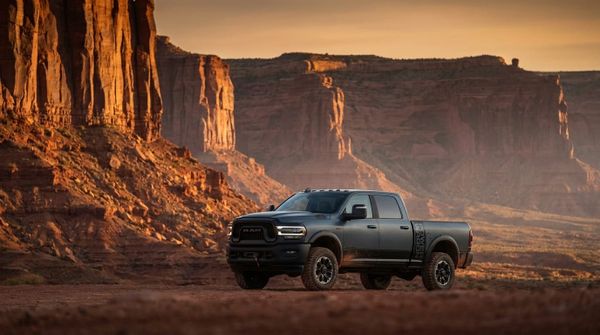 Ram 2500 HD Power Wagon i en stiliserad presentation