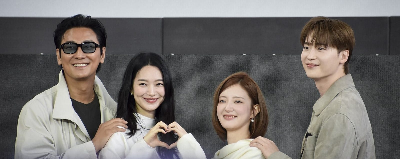 Ju Ji-hoon, Shin Min-a, Lee Se-young and Lee Jong-suk making heart hands on stage at the Busan International Film Festival