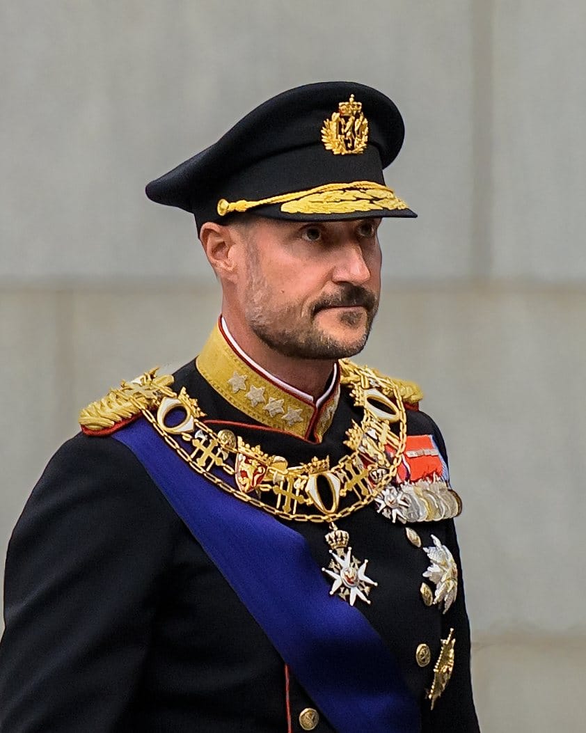 King Haakon VIII arrives at the Storting.