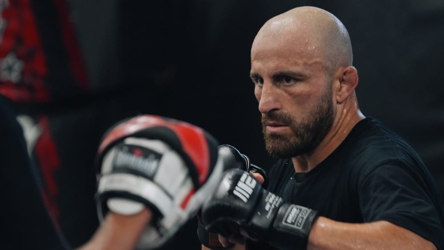 Volk keeps UFC world title with classy display of MMA skills  post image