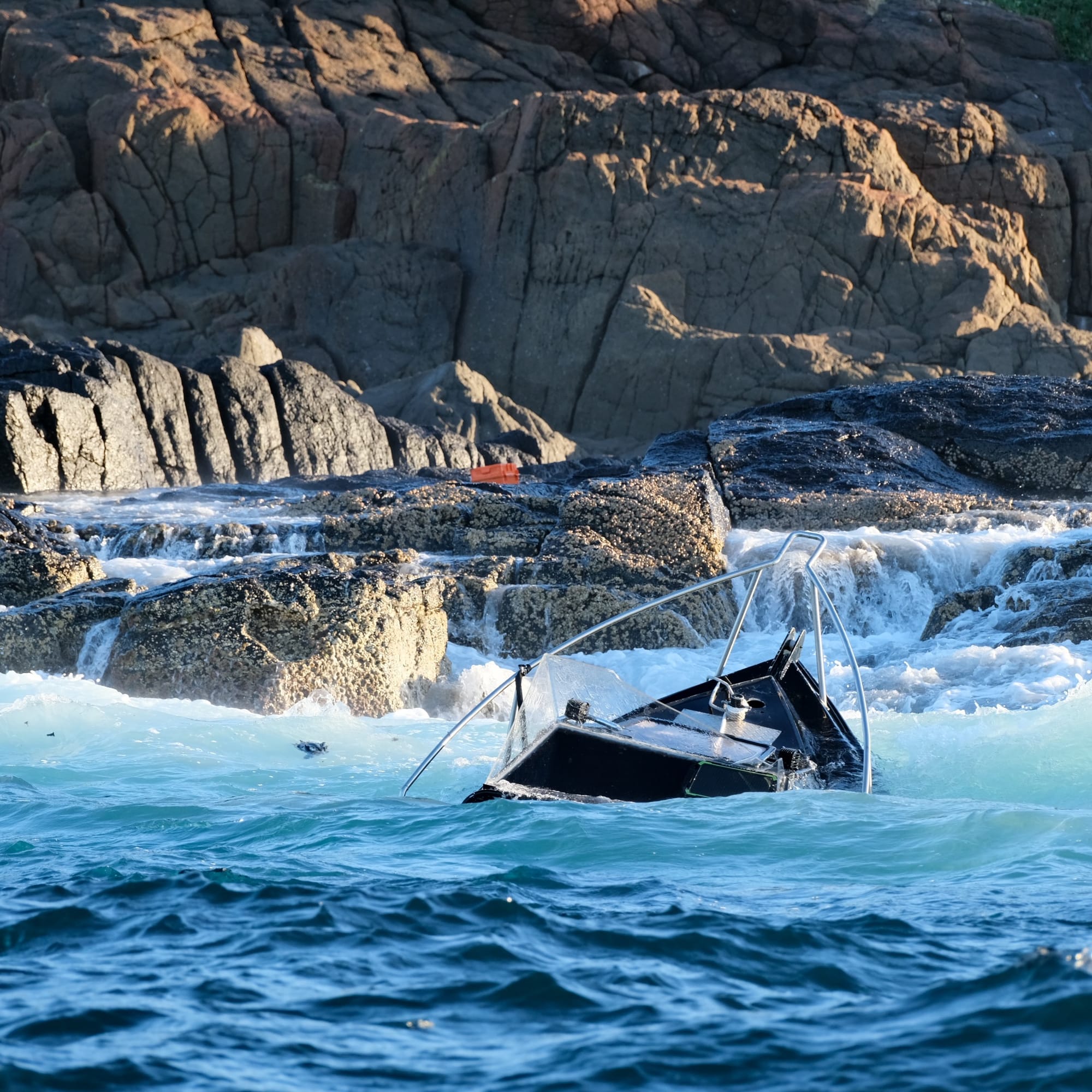 Eco tour helps save shipwrecked boater at Big Island 
												post image