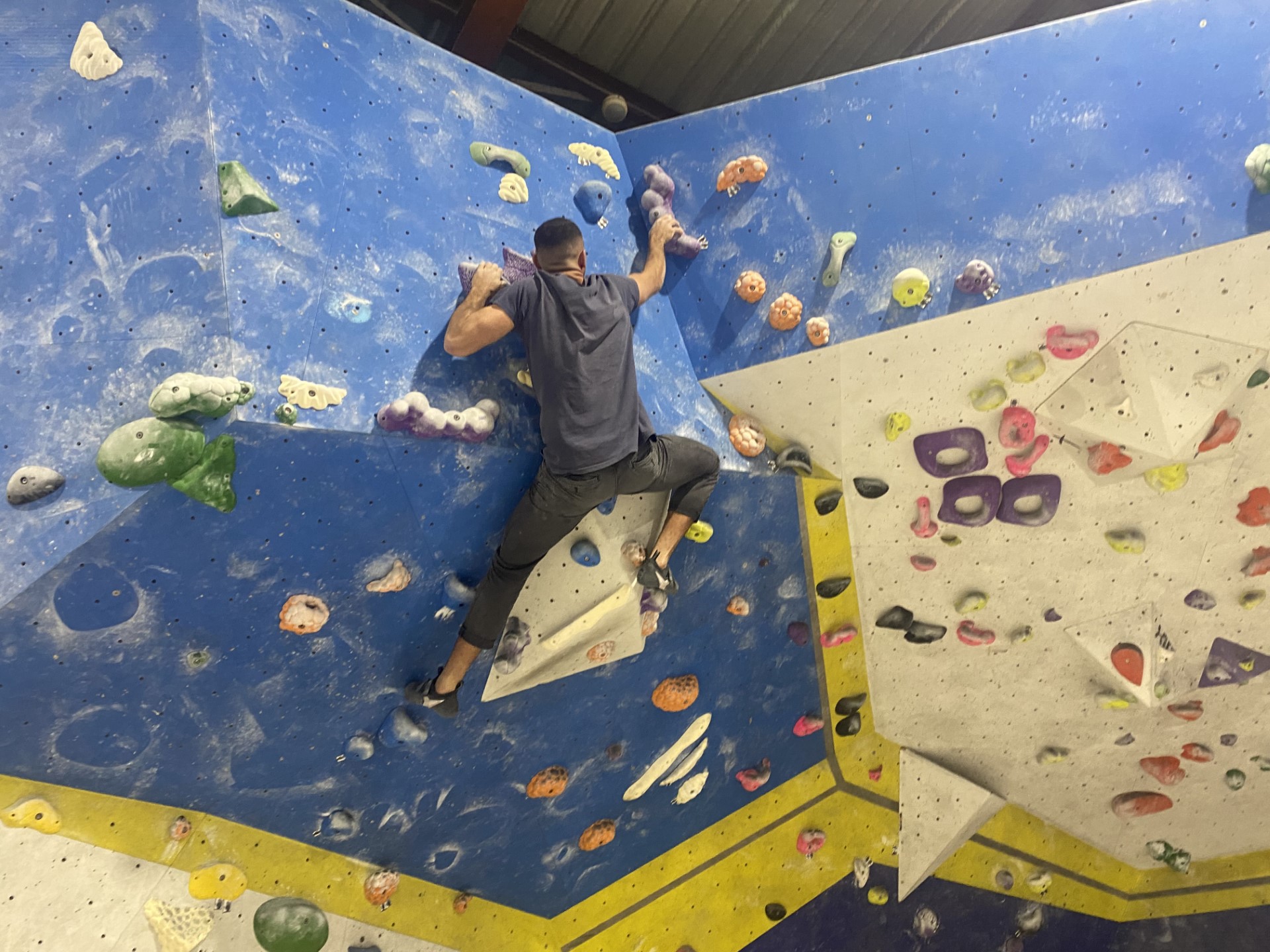 'Yoga on the Rocks': try bouldering in Wollongong  post image
