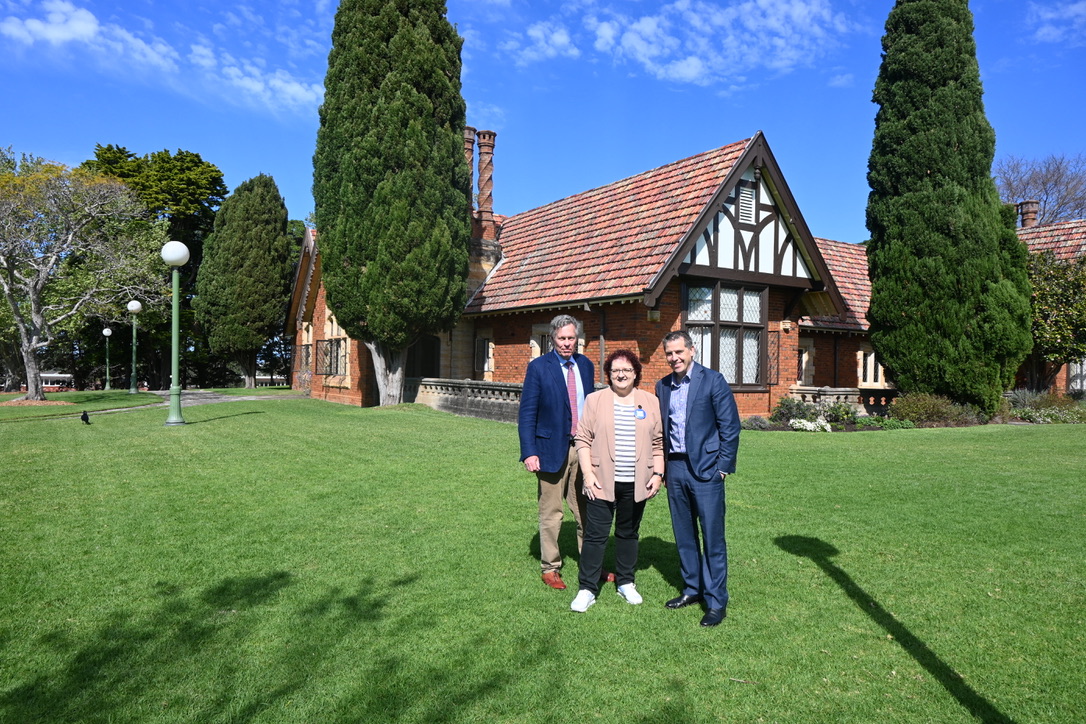 Gleniffer Brae's Blue Plaque honours a master of the outdoor living room