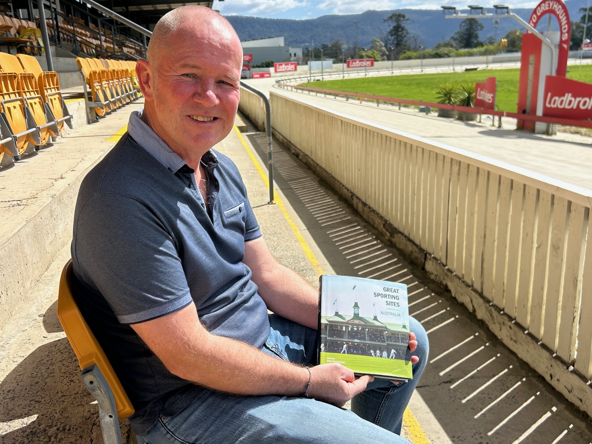 Farewelling the famous Dapto Dogs, and remembering the night I won running barefoot  post image