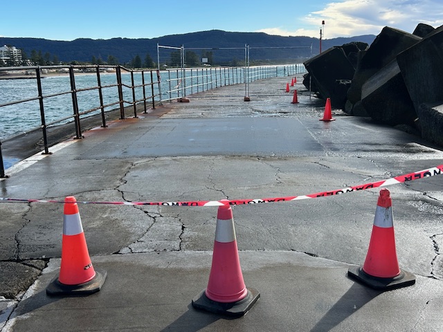 New safety fences erected at deadly Wollongong Harbour breakwall  post image