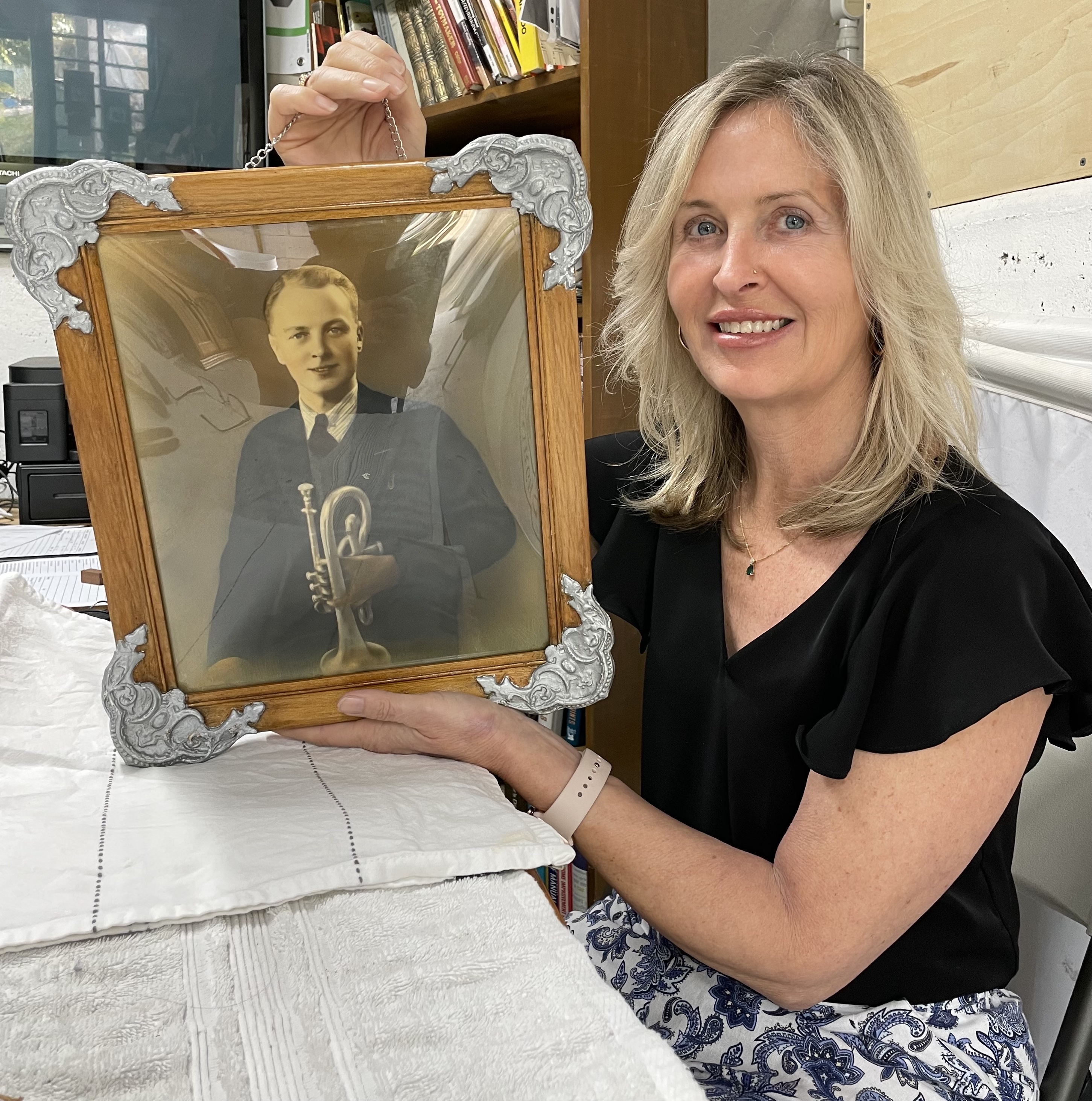 All that glitters: Shed helps restore family photo frame