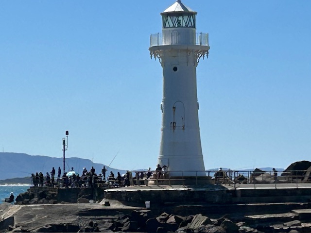 No government action proposed as Wollongong Harbour's popular breakwater starts breaking up