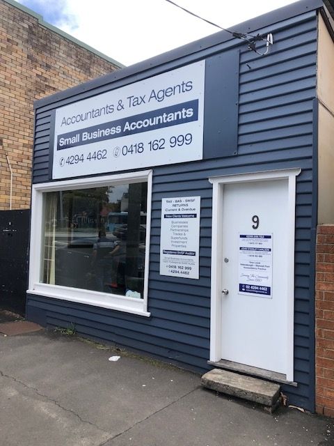 Expert advice on a tax time FAQ: Can I claim my car as a work-related deduction? post image