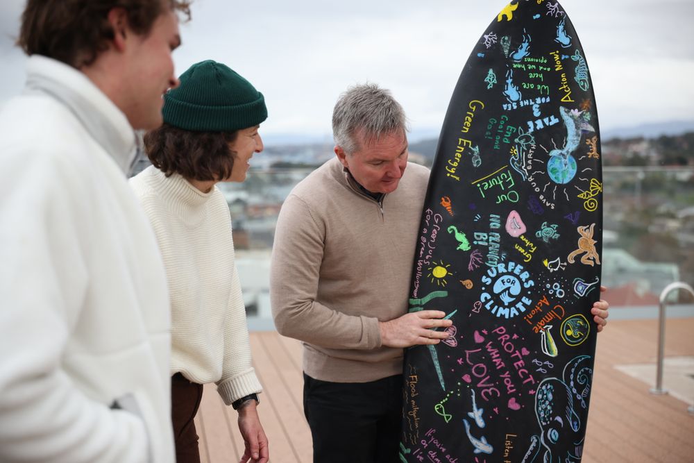 Young people of Wollongong deliver symbolic surfboard to Climate Change Minister post image