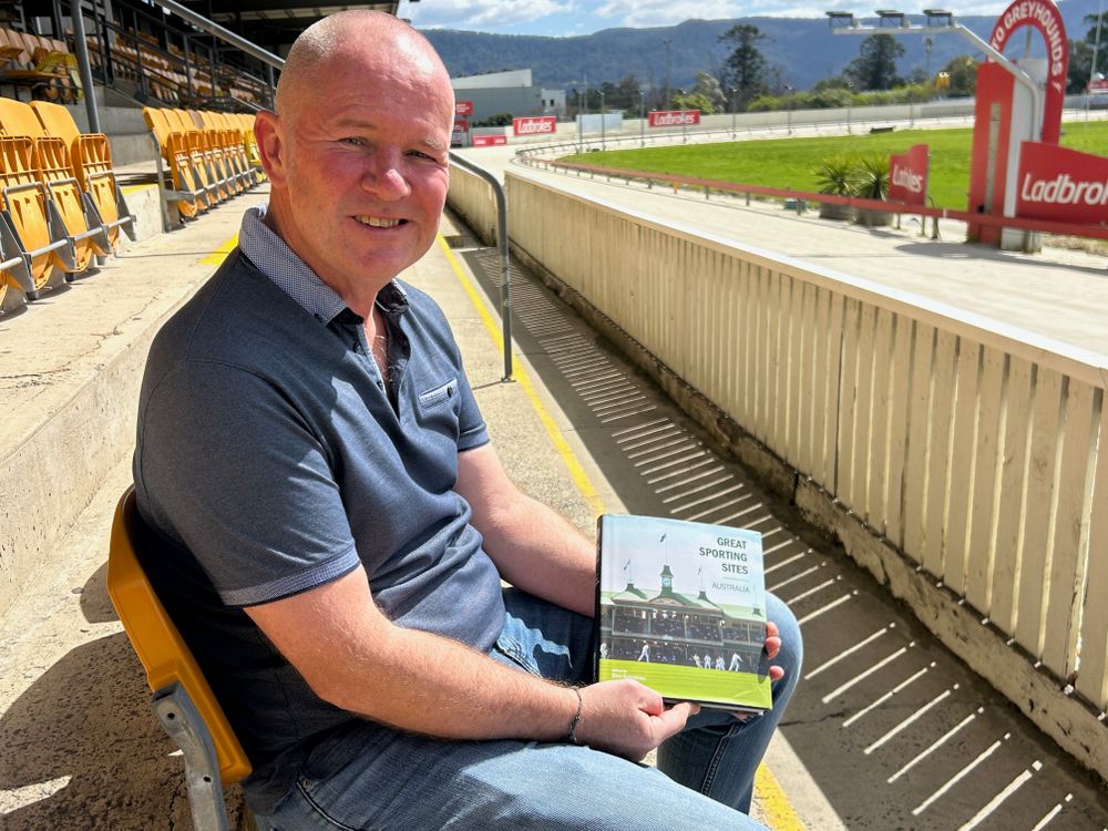 Farewelling the famous Dapto Dogs, and remembering the night I won running barefoot post image