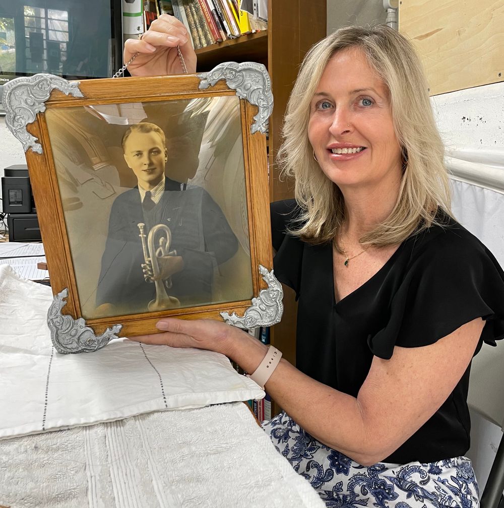 All that glitters: Shed helps restore family photo frame post image