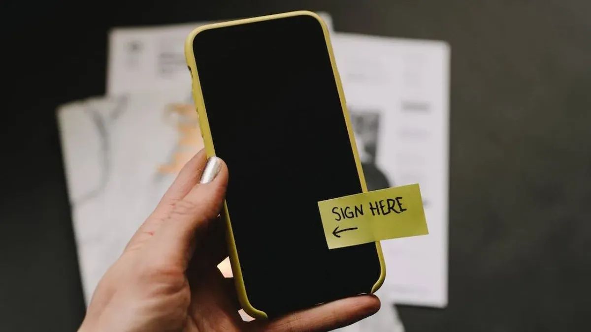 Professional email signature with compelling call-to-action - The Inspiration Space